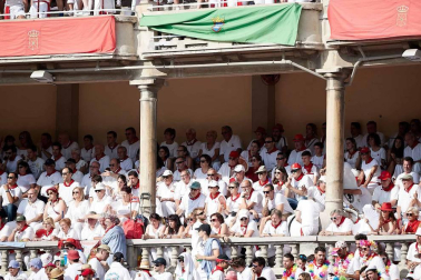 Público asistente a la Plaza de Toros de Pamplona durante la cuarta corrida de la Feria del Toro 2018.