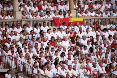 Público asistente a la Plaza de Toros de Pamplona durante la cuarta corrida de la Feria del Toro 2018.