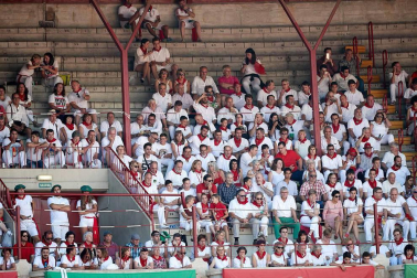 Público asistente a la Plaza de Toros de Pamplona durante la cuarta corrida de la Feria del Toro 2018.