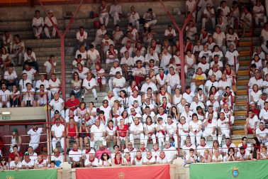 Público asistente a la Plaza de Toros de Pamplona durante la cuarta corrida de la Feria del Toro 2018.