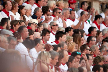 Público asistente a la Plaza de Toros de Pamplona durante la cuarta corrida de la Feria del Toro 2018.