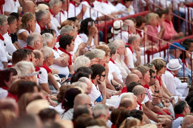 Público asistente a la Plaza de Toros de Pamplona durante la cuarta corrida de la Feria del Toro 2018.
