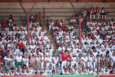 Público asistente a la Plaza de Toros de Pamplona durante la cuarta corrida de la Feria del Toro 2018.