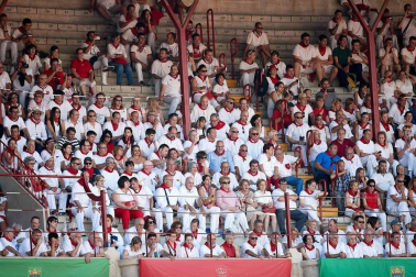 Público asistente a la Plaza de Toros de Pamplona durante la cuarta corrida de la Feria del Toro 2018.