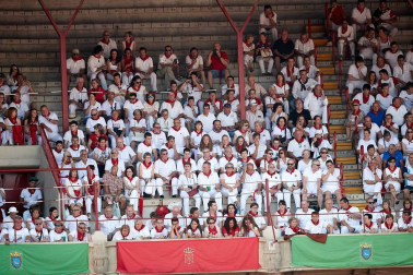 Público asistente a la Plaza de Toros de Pamplona durante la cuarta corrida de la Feria del Toro 2018.