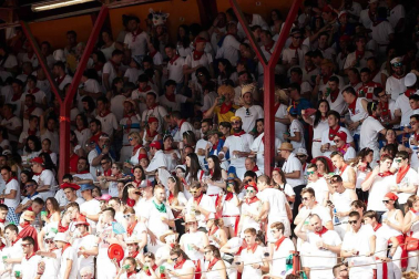Público asistente a la Plaza de Toros de Pamplona durante la cuarta corrida de la Feria del Toro 2018.