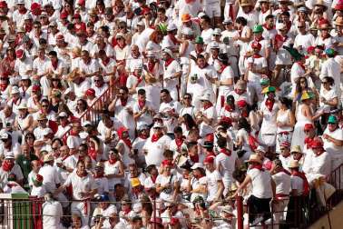 Público asistente a la Plaza de Toros de Pamplona durante la cuarta corrida de la Feria del Toro 2018.