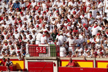 Público asistente a la Plaza de Toros de Pamplona durante la cuarta corrida de la Feria del Toro 2018.