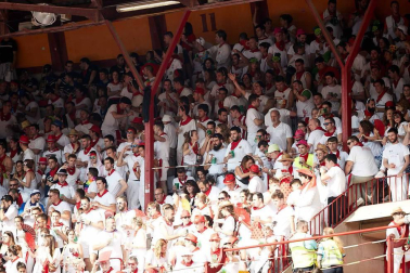 Público asistente a la Plaza de Toros de Pamplona durante la cuarta corrida de la Feria del Toro 2018.
