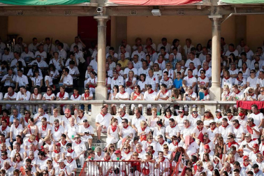 Público asistente a la Plaza de Toros de Pamplona durante la cuarta corrida de la Feria del Toro 2018.