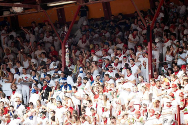 Público asistente a la Plaza de Toros de Pamplona durante la cuarta corrida de la Feria del Toro 2018.