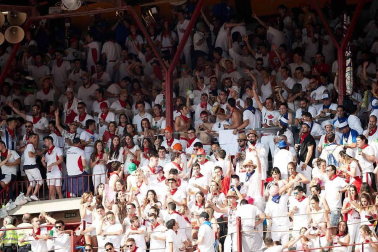 Público asistente a la Plaza de Toros de Pamplona durante la cuarta corrida de la Feria del Toro 2018.