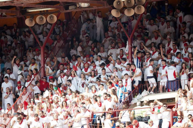 Público asistente a la Plaza de Toros de Pamplona durante la cuarta corrida de la Feria del Toro 2018.