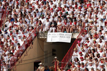 Público asistente a la Plaza de Toros de Pamplona durante la cuarta corrida de la Feria del Toro 2018.
