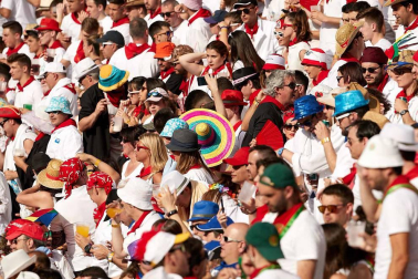 Público asistente a la Plaza de Toros de Pamplona durante la cuarta corrida de la Feria del Toro 2018.