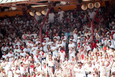 Público asistente a la Plaza de Toros de Pamplona durante la cuarta corrida de la Feria del Toro 2018.