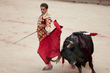 Faena de los toros de la ganadería de Núñez del Cuvillo para los diestros Antonio Ferrera, Roca Rey y Ginés Marín