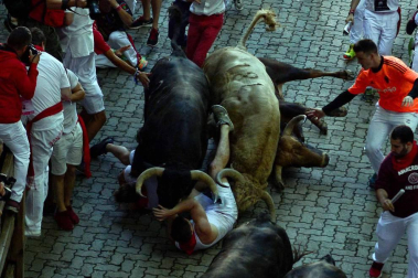 Imágenes del quinto encierro de los sanfermines, con toros de la ganadería Núñez del Cuvillo