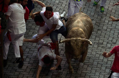 Imágenes del quinto encierro de los sanfermines, con toros de la ganadería Núñez del Cuvillo