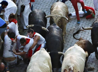 Imágenes del quinto encierro de los sanfermines, con toros de la ganadería Núñez del Cuvillo