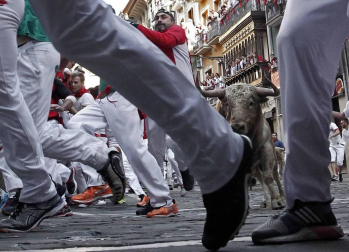 Imágenes del quinto encierro de los sanfermines, con toros de la ganadería Núñez del Cuvillo