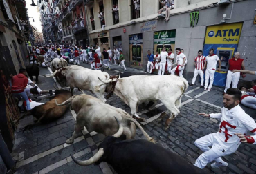 Imágenes del quinto encierro de los sanfermines, con toros de la ganadería Núñez del Cuvillo