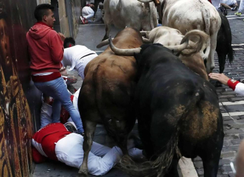 Imágenes del quinto encierro de los sanfermines, con toros de la ganadería Núñez del Cuvillo