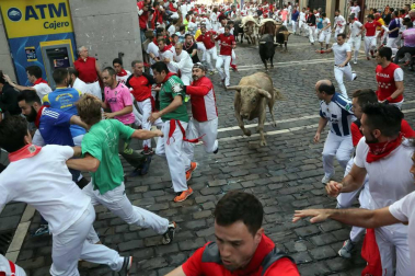 Imágenes del quinto encierro de los sanfermines, con toros de la ganadería Núñez del Cuvillo