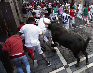 Imágenes del quinto encierro de los sanfermines, con toros de la ganadería Núñez del Cuvillo