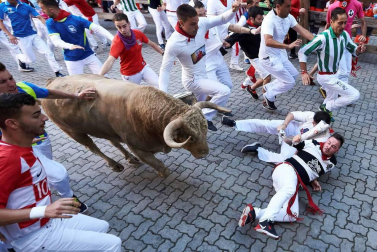 Imágenes del quinto encierro de los sanfermines, con toros de la ganadería Núñez del Cuvillo