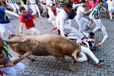 Imágenes del quinto encierro de los sanfermines, con toros de la ganadería Núñez del Cuvillo