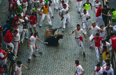Imágenes del quinto encierro de los sanfermines, con toros de la ganadería Núñez del Cuvillo