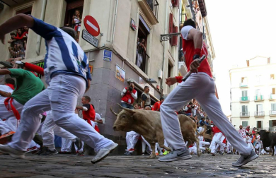 Imágenes del quinto encierro de los sanfermines, con toros de la ganadería Núñez del Cuvillo