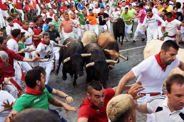 Imágenes del quinto encierro de los sanfermines, con toros de la ganadería Núñez del Cuvillo