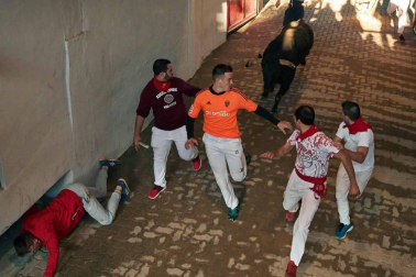 Imágenes del quinto encierro de los sanfermines, con toros de la ganadería Núñez del Cuvillo