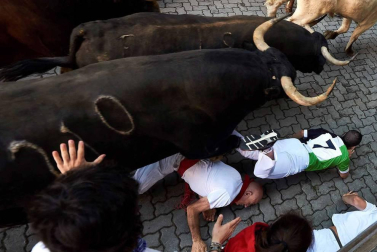 Imágenes del quinto encierro de los sanfermines, con toros de la ganadería Núñez del Cuvillo