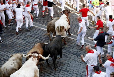 Imágenes del quinto encierro de los sanfermines, con toros de la ganadería Núñez del Cuvillo