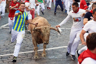 Imágenes del quinto encierro de los sanfermines, con toros de la ganadería Núñez del Cuvillo