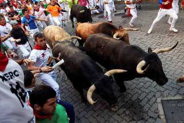 Imágenes del quinto encierro de los sanfermines, con toros de la ganadería Núñez del Cuvillo