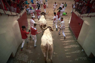 Imágenes del quinto encierro de los sanfermines, con toros de la ganadería Núñez del Cuvillo