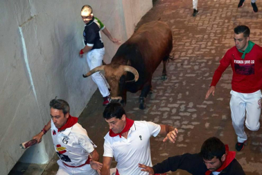 Imágenes del quinto encierro de los sanfermines, con toros de la ganadería Núñez del Cuvillo