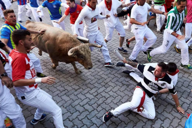 Imágenes del quinto encierro de los sanfermines, con toros de la ganadería Núñez del Cuvillo