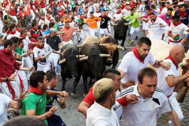 Imágenes del quinto encierro de los sanfermines, con toros de la ganadería Núñez del Cuvillo