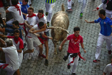 Imágenes del quinto encierro de los sanfermines, con toros de la ganadería Núñez del Cuvillo