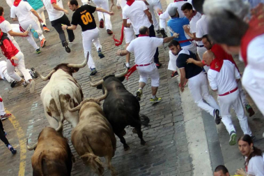Imágenes del quinto encierro de los sanfermines, con toros de la ganadería Núñez del Cuvillo