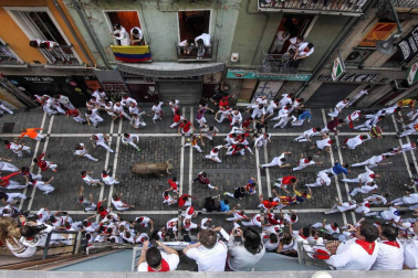 Imágenes del quinto encierro de los sanfermines, con toros de la ganadería Núñez del Cuvillo