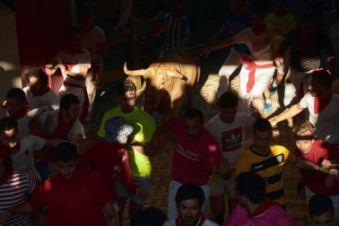Imágenes del quinto encierro de los sanfermines, con toros de la ganadería Núñez del Cuvillo