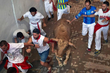 Imágenes del quinto encierro de los sanfermines, con toros de la ganadería Núñez del Cuvillo