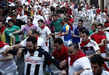 Imágenes del quinto encierro de los sanfermines, con toros de la ganadería Núñez del Cuvillo