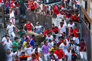 Imágenes del quinto encierro de los sanfermines, con toros de la ganadería Núñez del Cuvillo